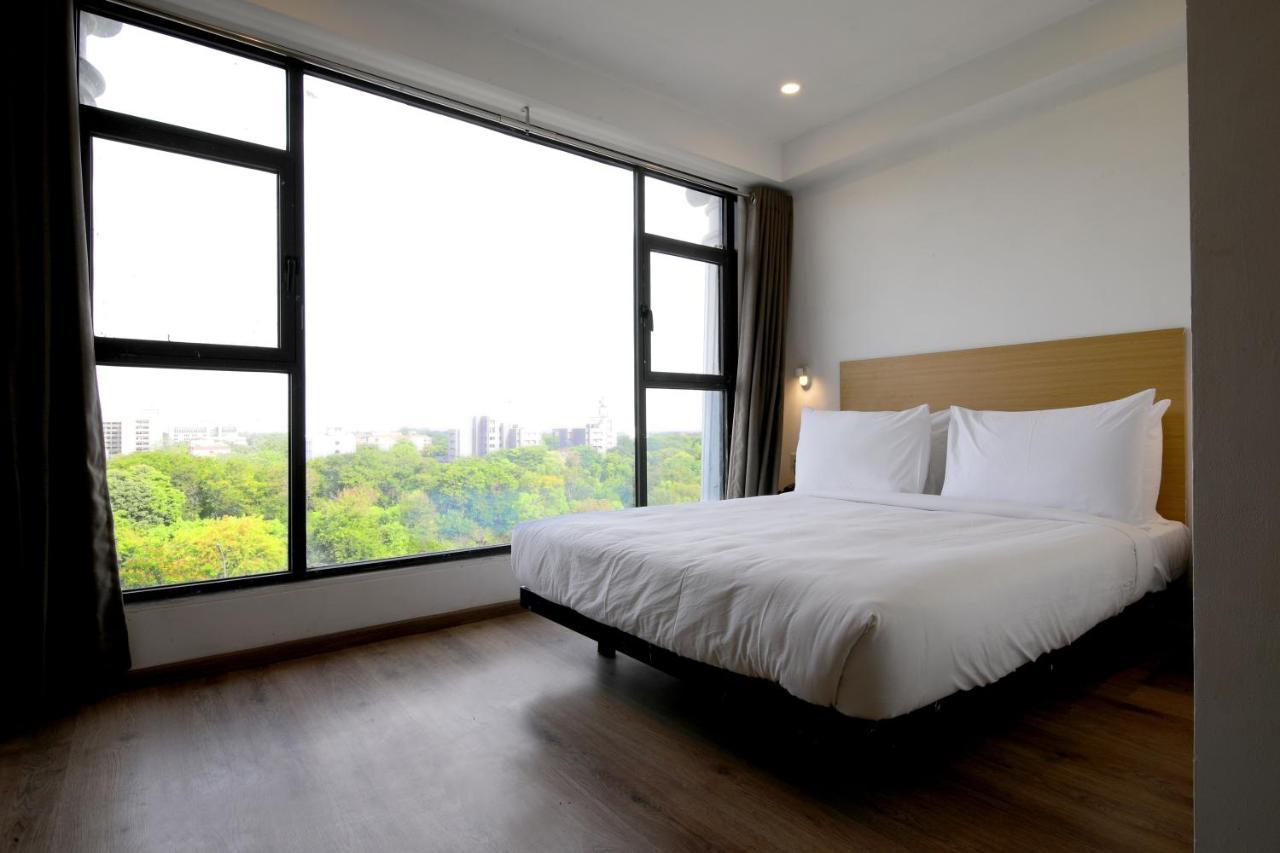 Crayon Hotels Gandhinagar Bagian luar foto